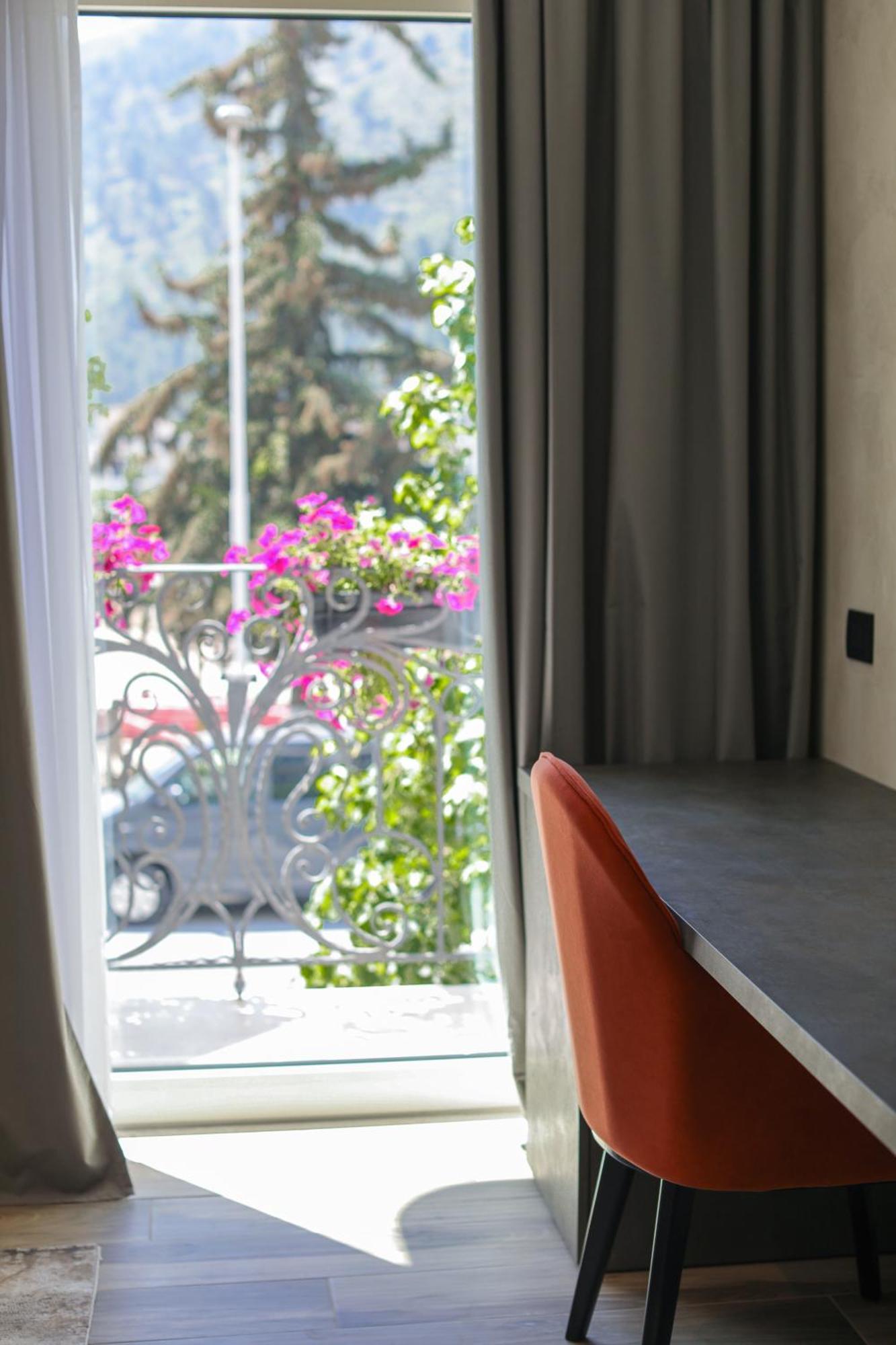 Hotel Plaza בראט מראה חיצוני תמונה